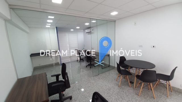 Sala comercial reformada à venda a 400 metros da estação Barra Funda do Metrô, são 36 m² e uma vaga coberta por R$ 305.000,00